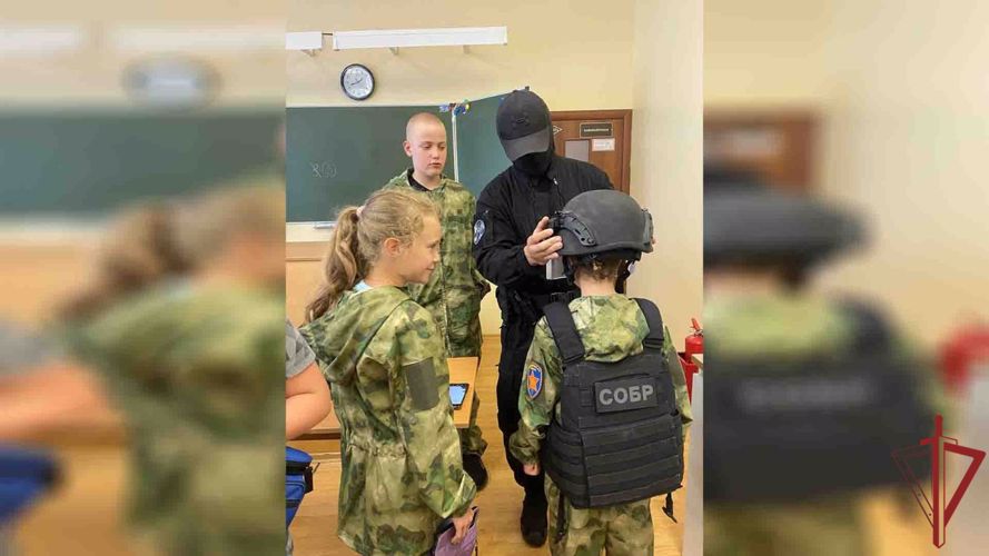 Занятие ко Дню физкультурника провел столичный спецназ Росгвардии для детей