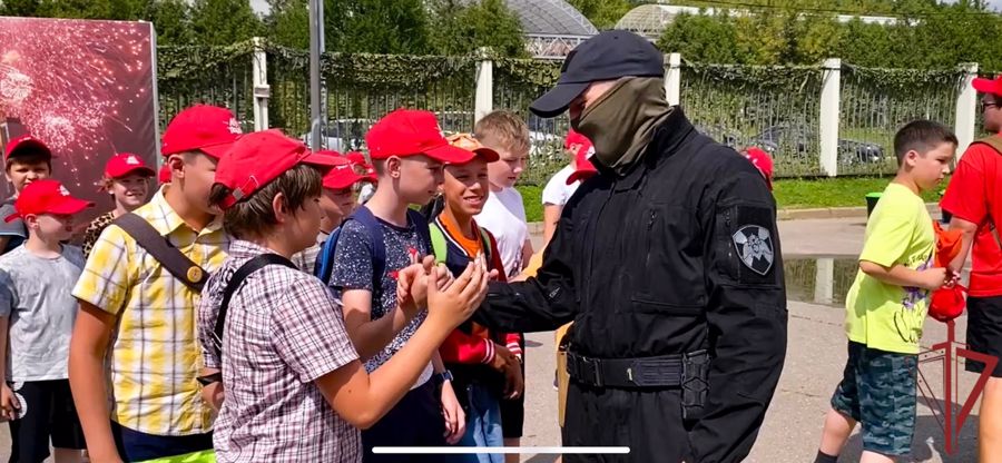 Акцию «Каникулы с Росгвардией» провели сотрудники СОБР «Столица» на Поклонной горе в Москве