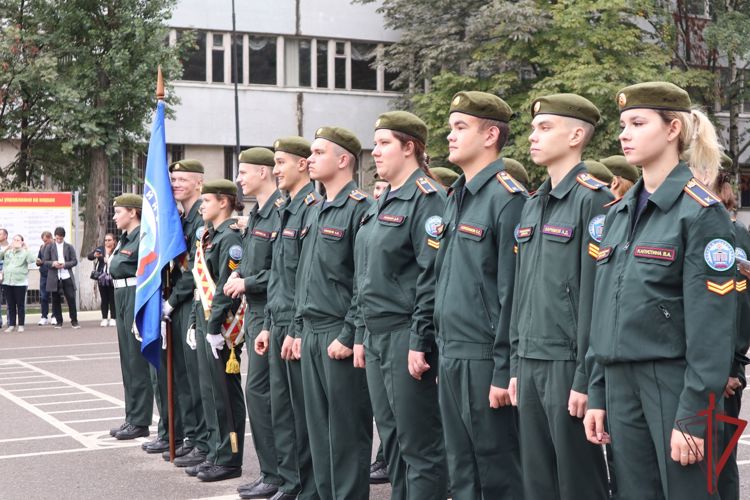 Руководство столичного главка Росгвардии поздравило курсантов подшефного колледжа с присвоением ему почетного наименования