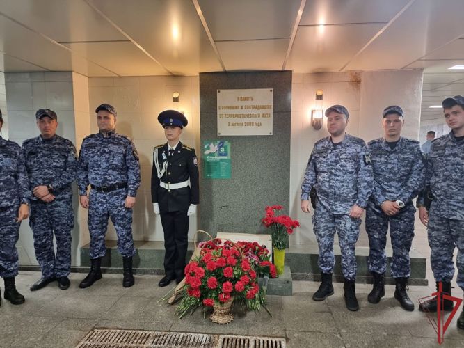 В День солидарности в борьбе с терроризмом росгвардейцы посетили памятные мемориалы в Москве