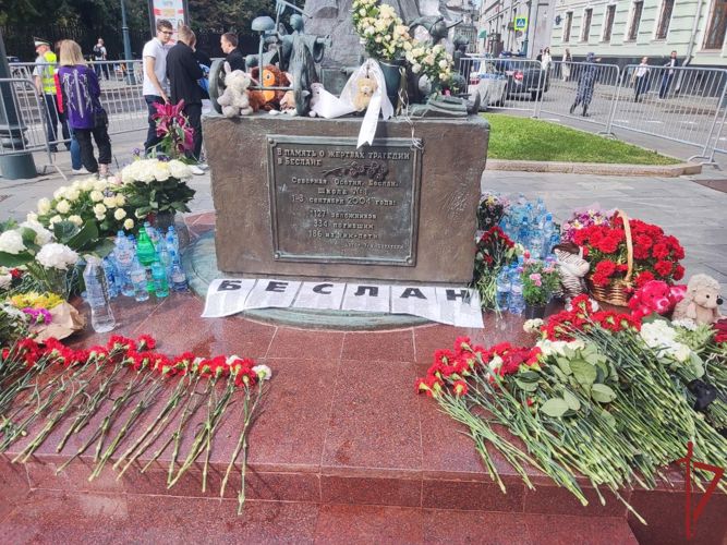 В День солидарности в борьбе с терроризмом росгвардейцы посетили памятные мемориалы в Москве