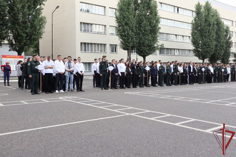 Руководство столичного главка Росгвардии поздравило курсантов подшефного колледжа с присвоением ему почетного наименования