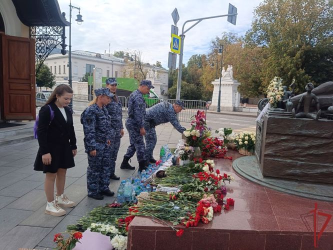 В День солидарности в борьбе с терроризмом росгвардейцы посетили памятные мемориалы в Москве