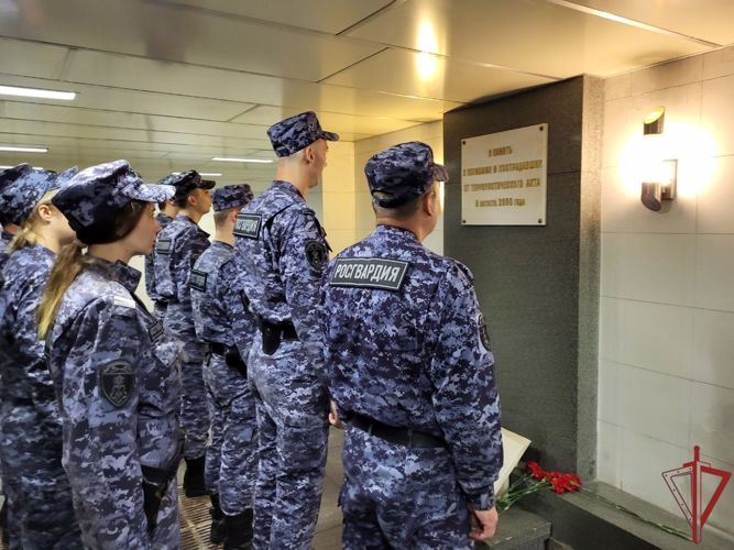 В День солидарности в борьбе с терроризмом росгвардейцы посетили памятные мемориалы в Москве