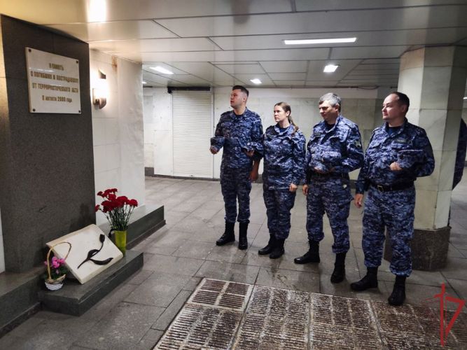 В День солидарности в борьбе с терроризмом росгвардейцы посетили памятные мемориалы в Москве