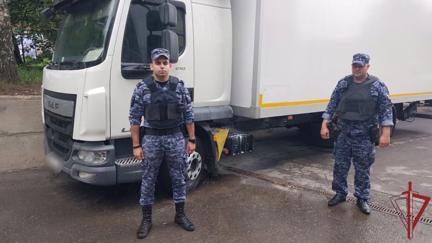 Московские сотрудники вневедомственной охраны предотвратили возгорание большегруза