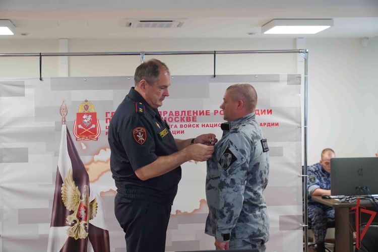 Начальник столичного главка Росгвардии вручил государственные награды отличившимся спецназовцам