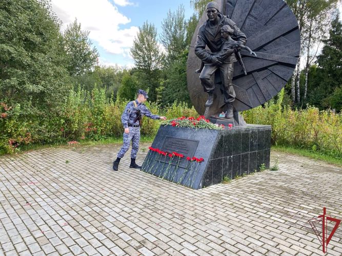 В День солидарности в борьбе с терроризмом росгвардейцы посетили памятные мемориалы в Москве