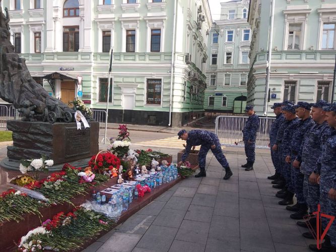 В День солидарности в борьбе с терроризмом росгвардейцы посетили памятные мемориалы в Москве