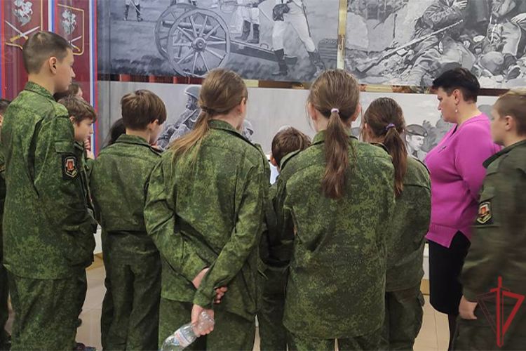 Спецназовцы организовали экскурсию для московских кадет в Центральный музей Росгвардии