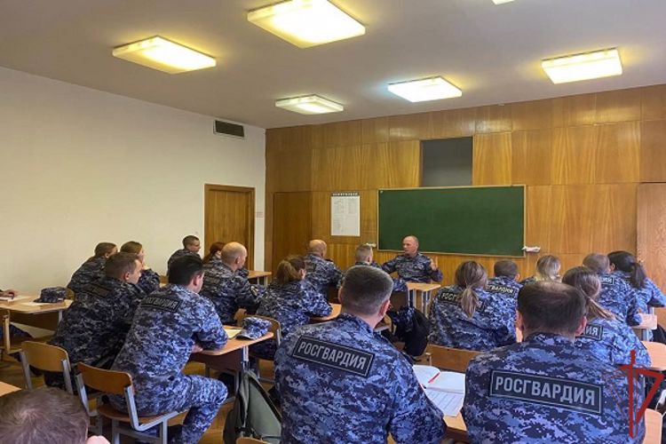 Педагогов Центра подготовки столичного главка Росгвардии поздравили с профессиональным праздником   