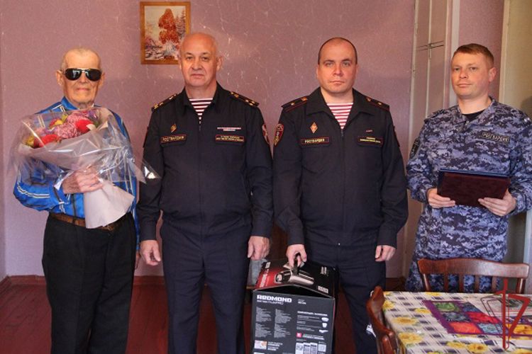 Столичные росгвардейцы поздравили труженика тыла с 95-летием 