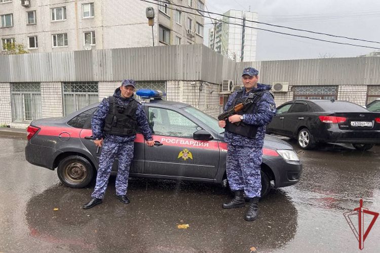 Сотрудники Росгвардии оказали помощь 86-летней москвичке, пострадавшей в ДТП