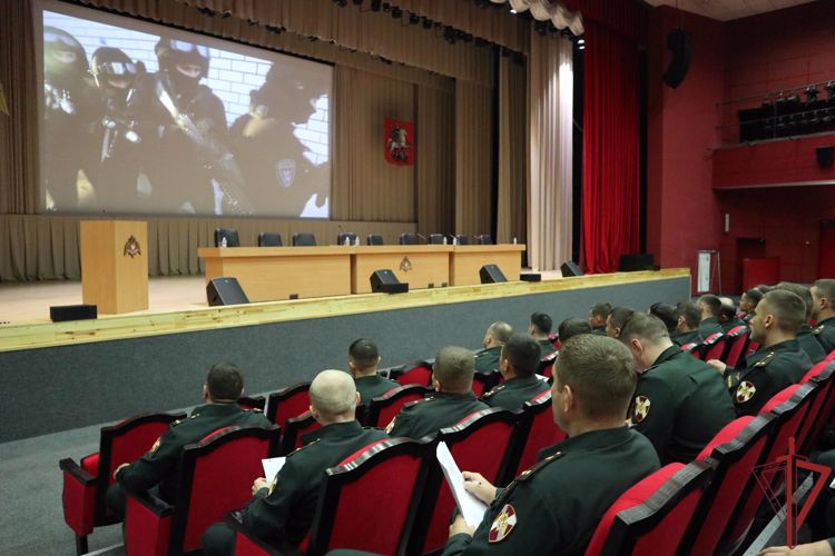 Со спецподразделениями столичного главка Росгвардии познакомили слушателей общевойсковой академии