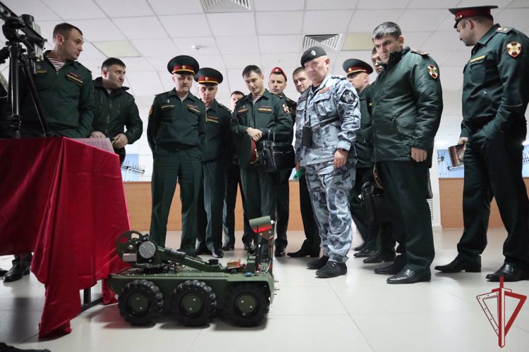 Со спецподразделениями столичного главка Росгвардии познакомили слушателей общевойсковой академии