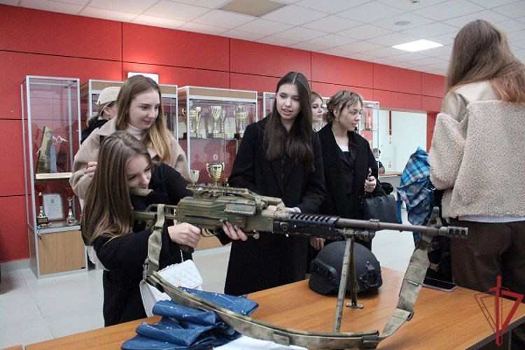 В День образования СОБР Росгвардии столичный спецназ принял в гостях студентов колледжа