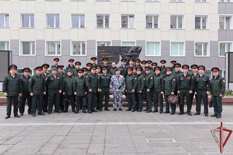 Со спецподразделениями столичного главка Росгвардии познакомили слушателей общевойсковой академии 