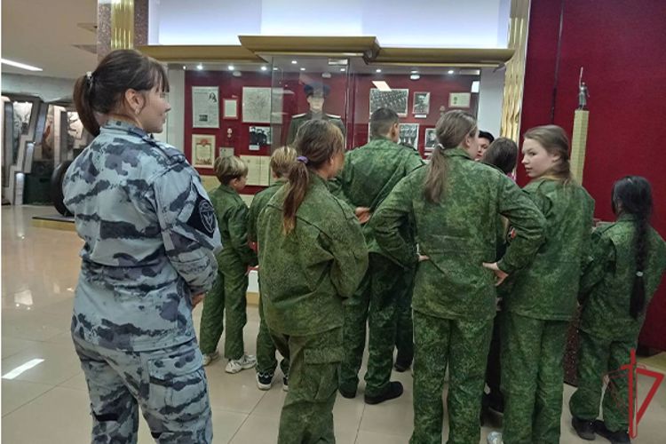 Спецназовцы организовали экскурсию для  московских кадет в Центральный музей Росгвардии
