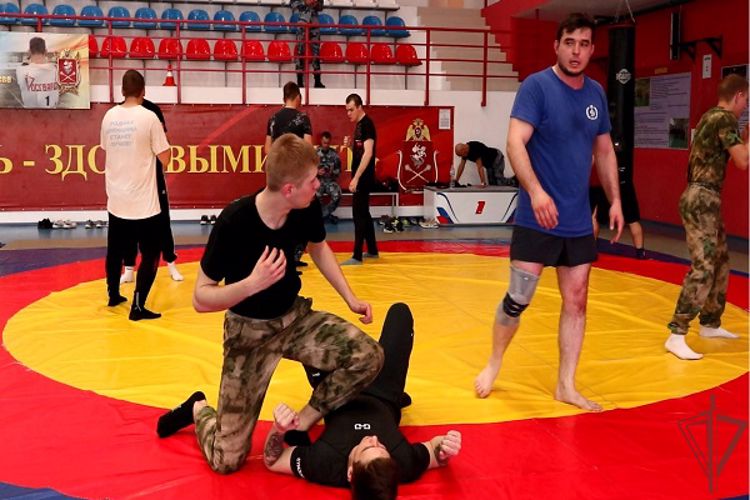Для столичных росгвардейцев провели открытую тренировку по самбо