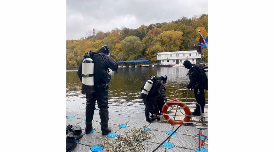 Водолазы Росгвардии провели тренировочные спуски на Москве-реке