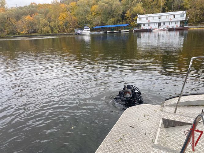 Водолазы Росгвардии провели тренировочные спуски на Москве-реке