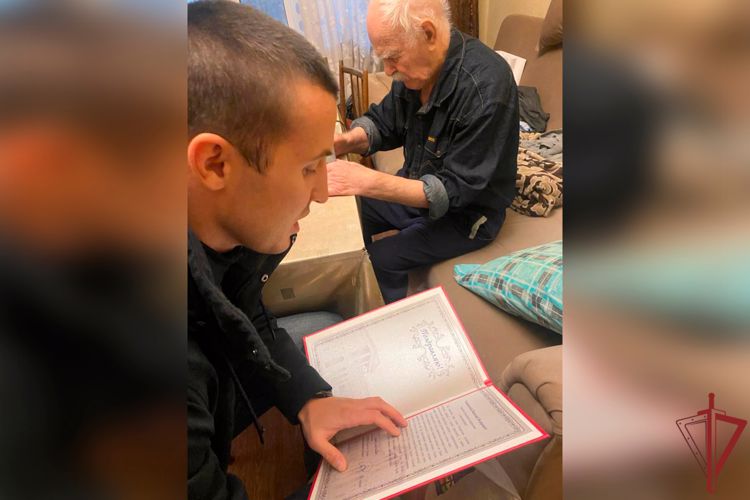 Московские росгвардейцы поздравили с 97-летием ветерана Великой Отечественной войны