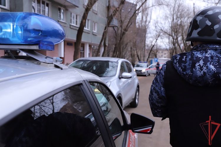 Сотрудники Росгвардии по горячим следам задержали подозреваемого в совершении грабежа в Москве