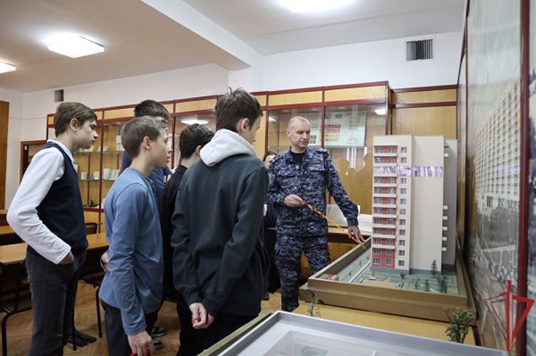 В учебном центре столичного главка Росгвардии прошел День открытых дверей для школ