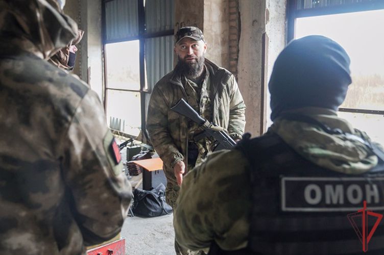 Известный инструктор по огневой подготовке  провел мастер-класс со столичными  спецназовцами  Росгвардии
