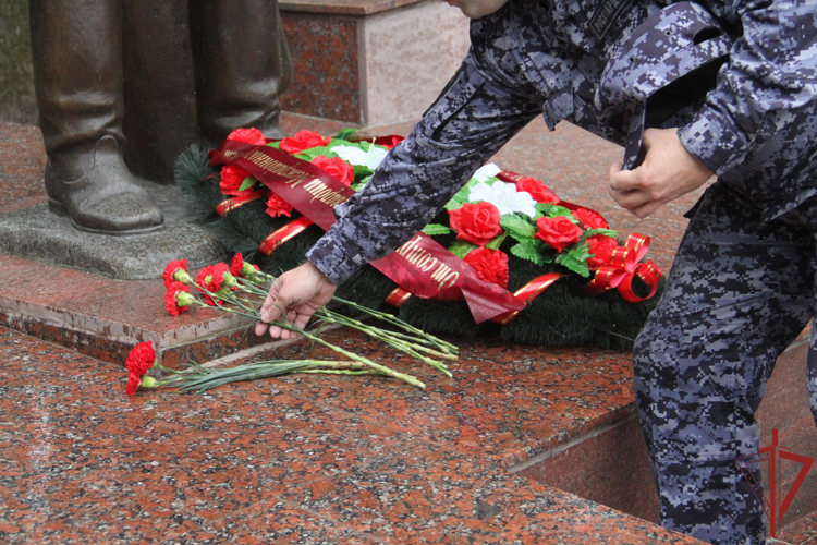 В годовщину Курской битвы столичные росгвардейцы почтили героев сражения