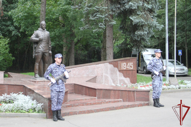 В годовщину Курской битвы столичные росгвардейцы почтили героев сражения