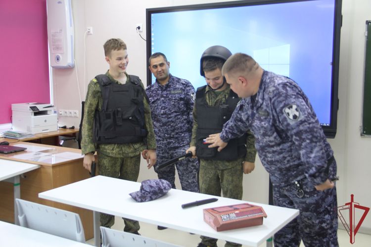 Росгвардейцы провели урок мужества для московских школьников