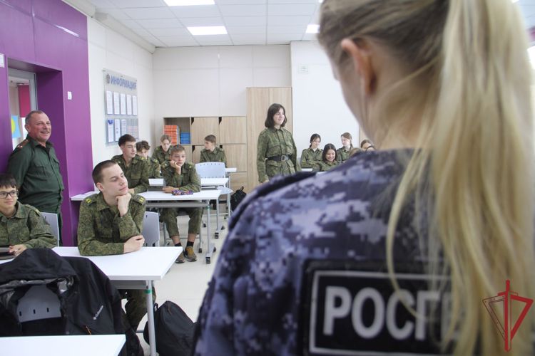 Росгвардейцы провели урок мужества для московских школьников