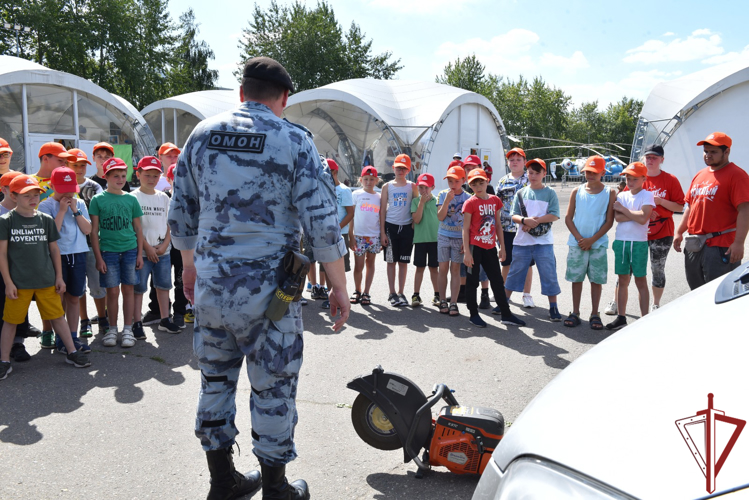 Росгвардейцы поддержали проект Музея Победы и провели урок безопасности для воспитанников городского клуба «Лето Побед» 