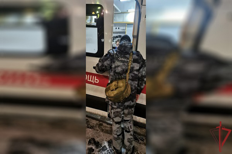 Столичные росгвардейцы оказали помощь девушке с переломом ноги