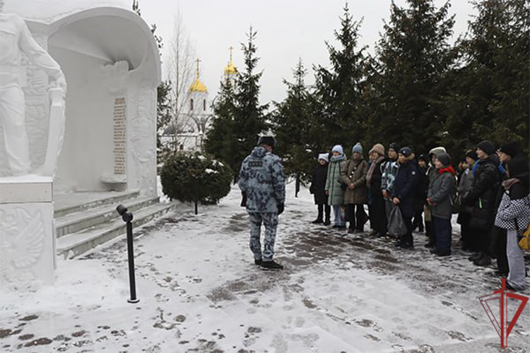 Урок мужества ко Дню неизвестного солдата прошел в спецподразделении Росгвардии для московских школьников
