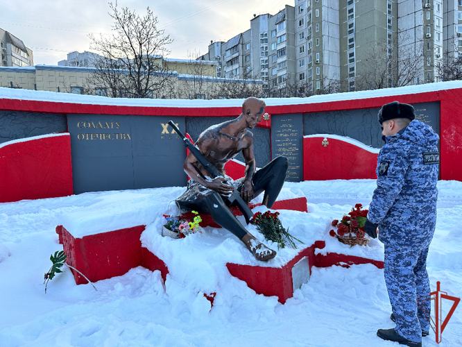 Столичные росгвардейцы приняли участие в церемонии ко Дню Героев Отечества