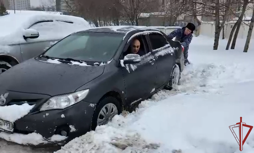 Столичные росгвардейцы спасли автомобилиста из снежного плена
