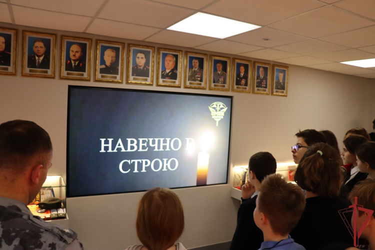 Урок мужества ко Дню неизвестного солдата прошел в спецподразделении Росгвардии для московских школьников