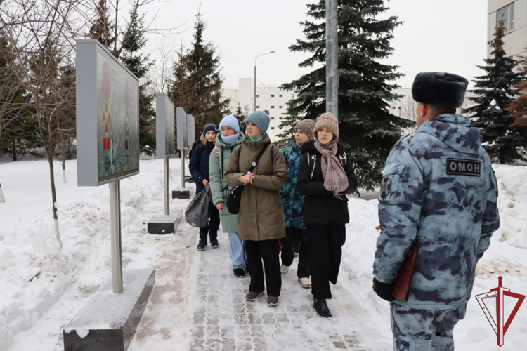 Урок мужества ко Дню неизвестного солдата прошел в спецподразделении Росгвардии для московских школьников