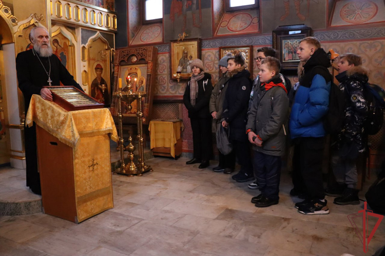 Урок мужества ко Дню неизвестного солдата прошел в спецподразделении Росгвардии для московских школьников