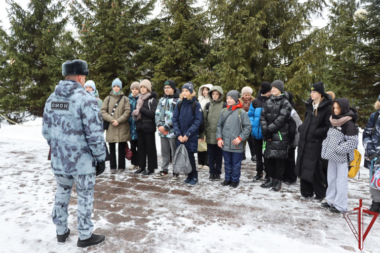 Урок мужества ко Дню неизвестного солдата прошел в спецподразделении Росгвардии для московских школьников