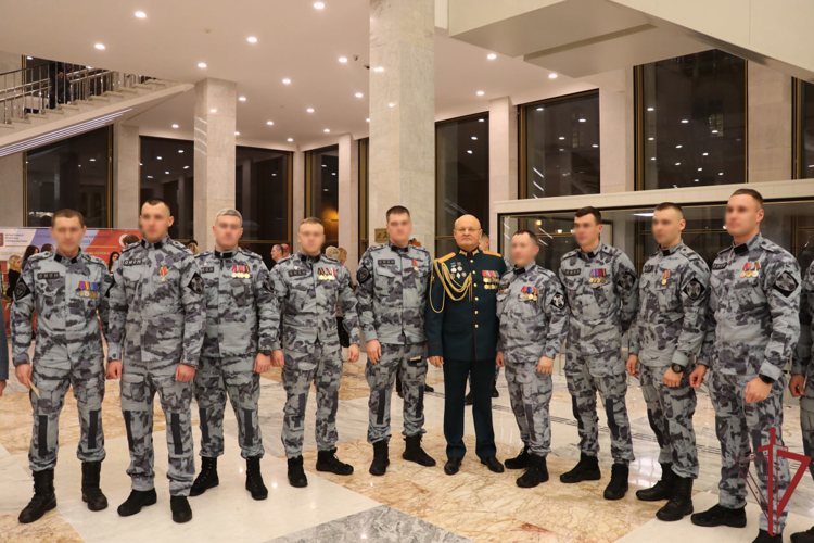 Столичные росгвардейцы приняли участие в мероприятии ко Дню Героев отечества в Государственном кремлевском дворце