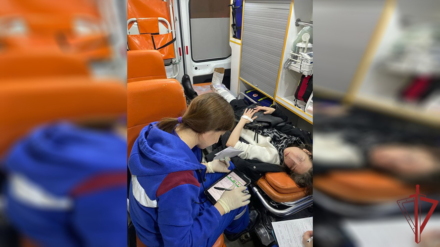 Столичные росгвардейцы оказали помощь девушке с переломом ноги
