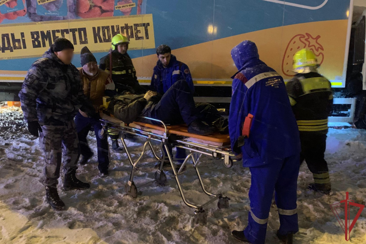 Спецназ Росгвардии спас попавшего в ДТП водителя в Москве