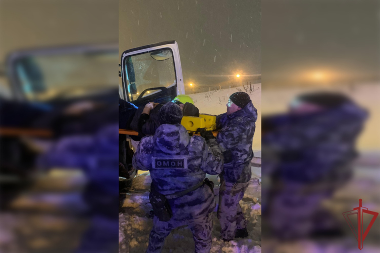 Спецназ Росгвардии спас попавшего в ДТП водителя в Москве