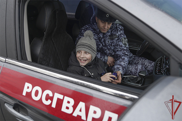 Столичные росгвардейцы исполнили новогоднюю мечту восьмилетнего мальчика