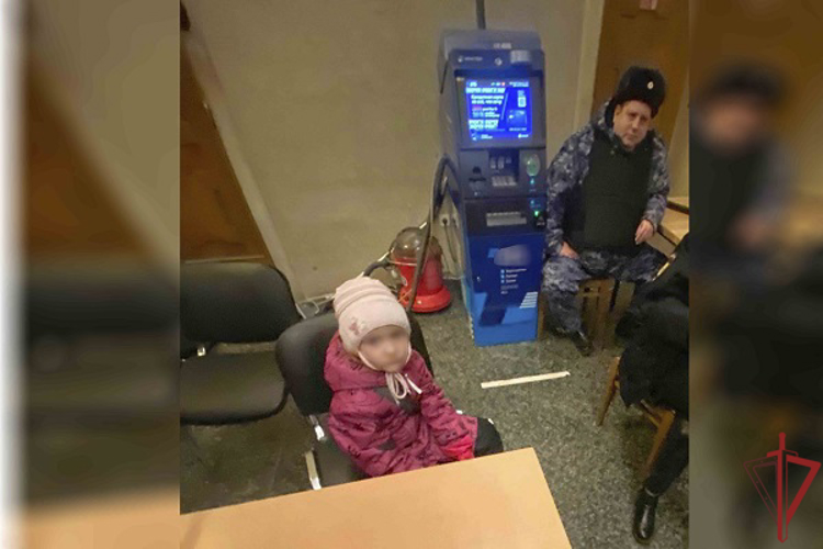 Столичные росгвардейцы вернули родителям потерявшуюся дочь 