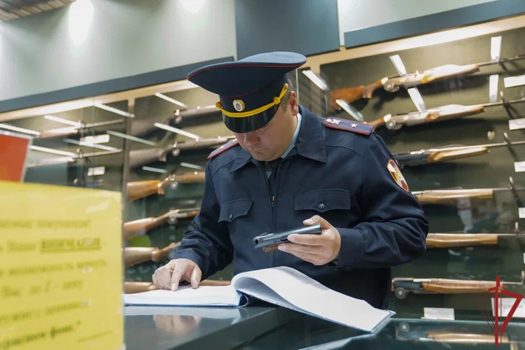 Столичные росвардейцы рекомендуют ограничить оборот оружия  в период новогодних праздников 