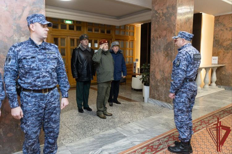 Генерал-лейтенант Алексей Воробьев по поручению директора росгвардии поздравил заступающих на дежурство в новогоднюю ночь росгвардейцев
